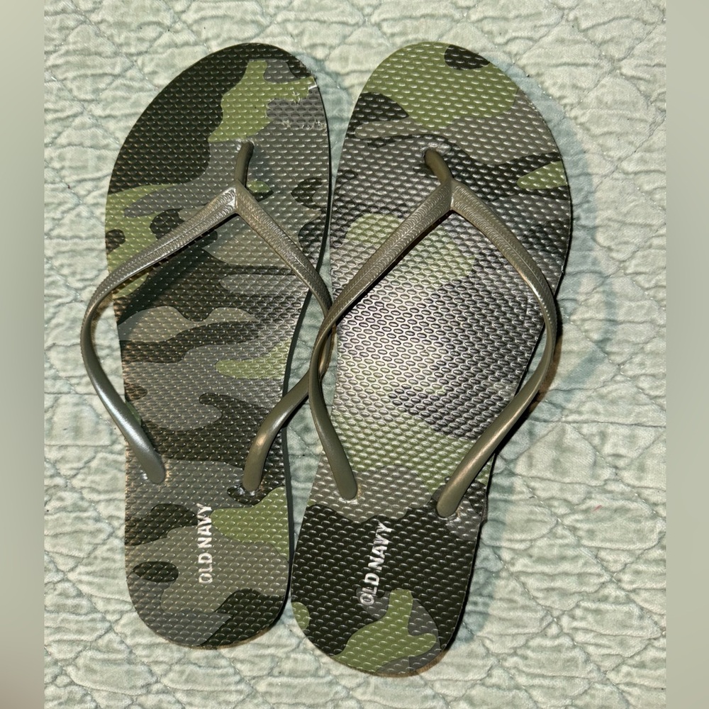 Camo size 9 flip flops little worn